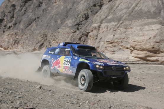 Dakar 2011, settima tappa: Carlos Sainz sempre avanti, ma gli avversari incalzano. Riscatto Lopez nelle moto
