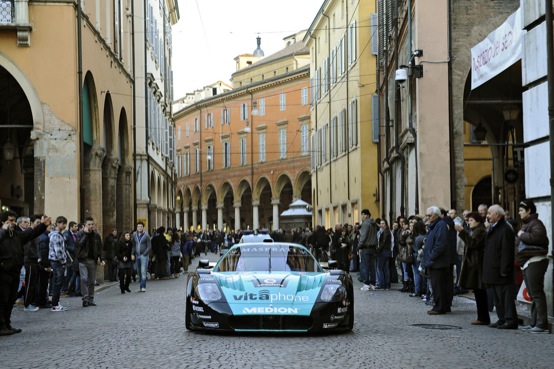 Mondiale GT1: la Maserati MC12 sfila per le vie di Modena