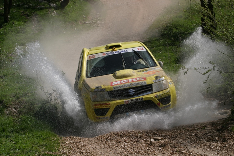 Suzuki si fa in due per il Cross Country Rally