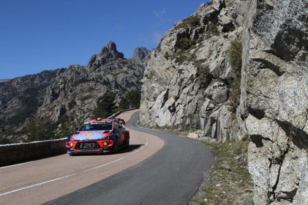 WRC | Tour De Corse, seconda giornata: Neuville spiazza Evans, indietreggia Tanak. Incidente per Nucita [VIDEO]