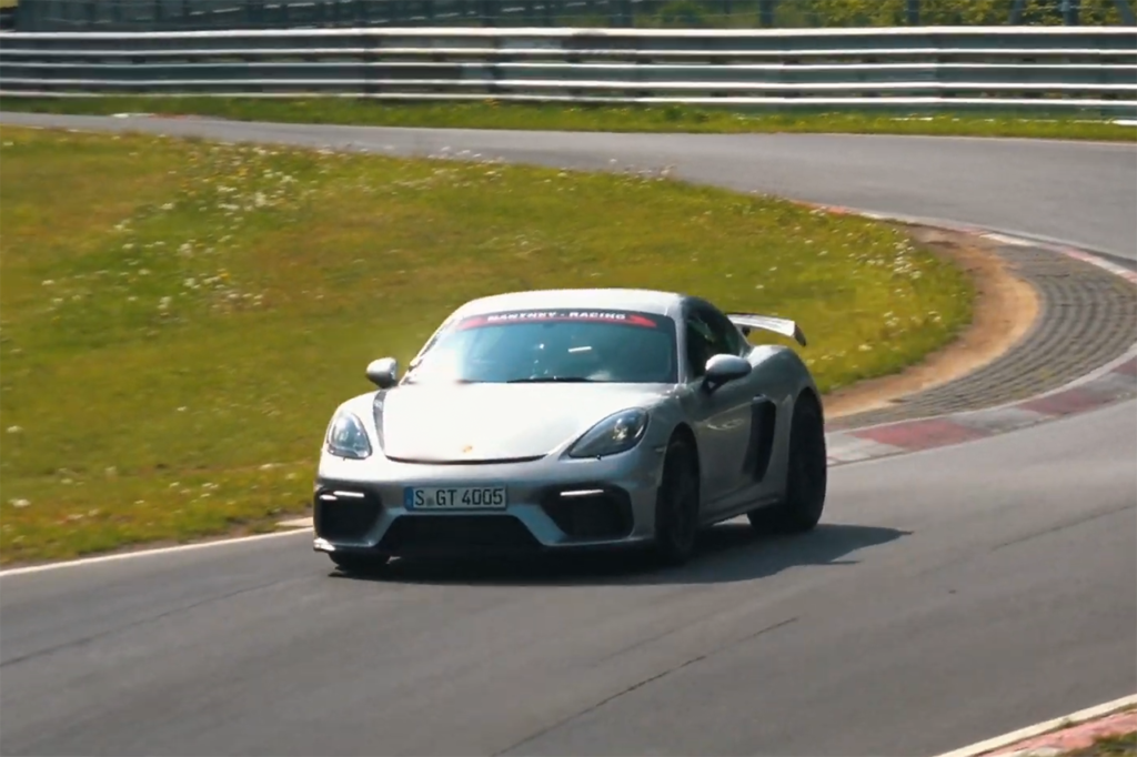 Porsche 718 Cayman GT4 MR: l’auto di Manthey Racing affronta il Nürburgring [VIDEO]