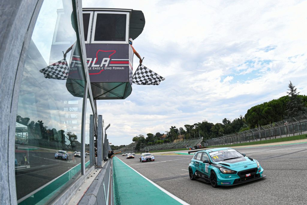 TCR Italy | Imola, Gara 1: Jelmini conquista (finalmente) la prima vittoria con Hyundai