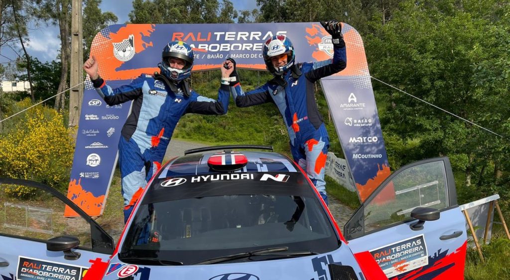 Rali Terras d’Aboboreira, vittoria di Veiby su Hyundai in vista del Rally Portogallo. Primo podio con il nuovo team per Ingram