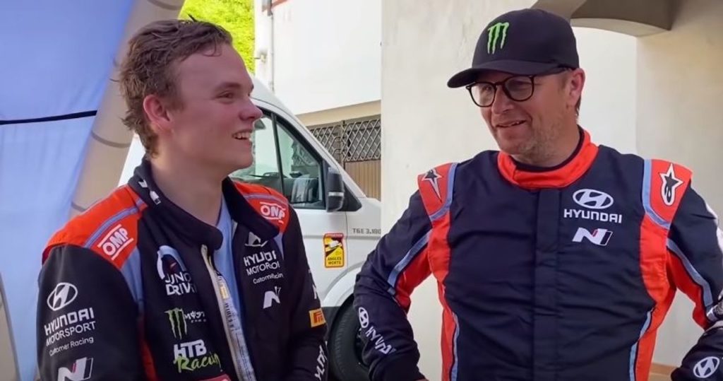 WRC | Oliver Solberg offre un giro sulla Hyundai i20 WRC a suo padre Petter [VIDEO]