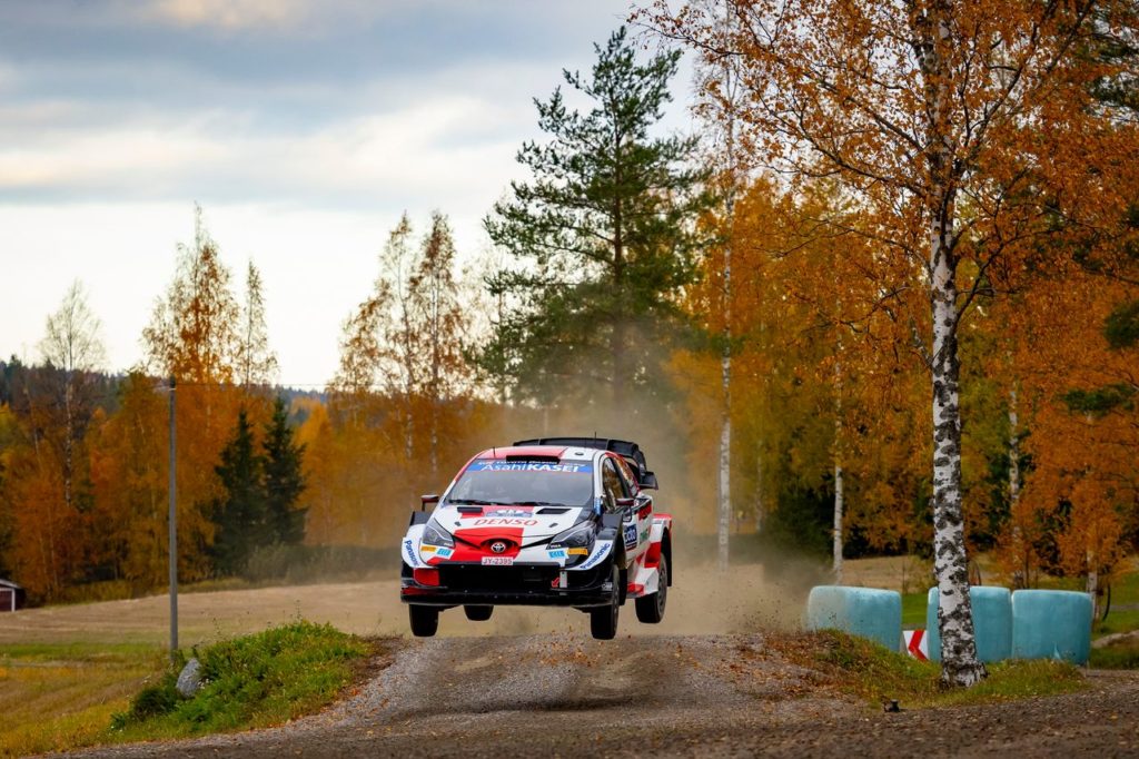 WRC | Rally Finlandia, Evans leader della seconda giornata. Fuori Rovanpera e Neuville