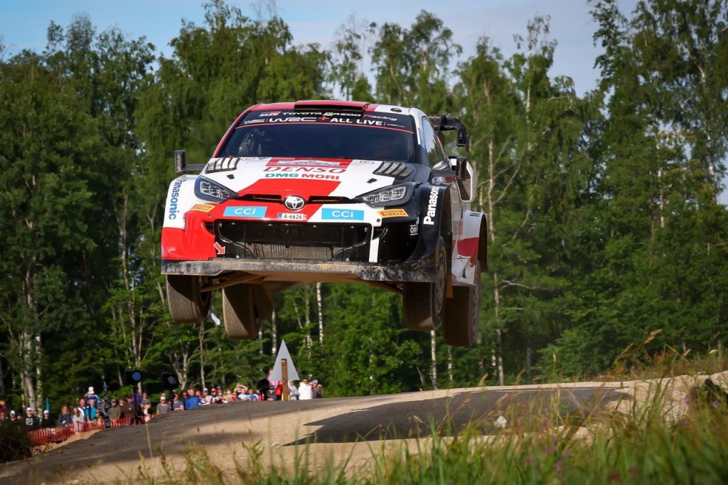 WRC | Rally Estonia, Rovanpera scalza Evans e vola in testa. Paddon positivo al Covid si ritira