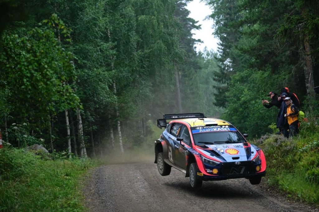 WRC | Rally Finlandia: Tanak resta leader, ma Rovanpera sale al secondo posto