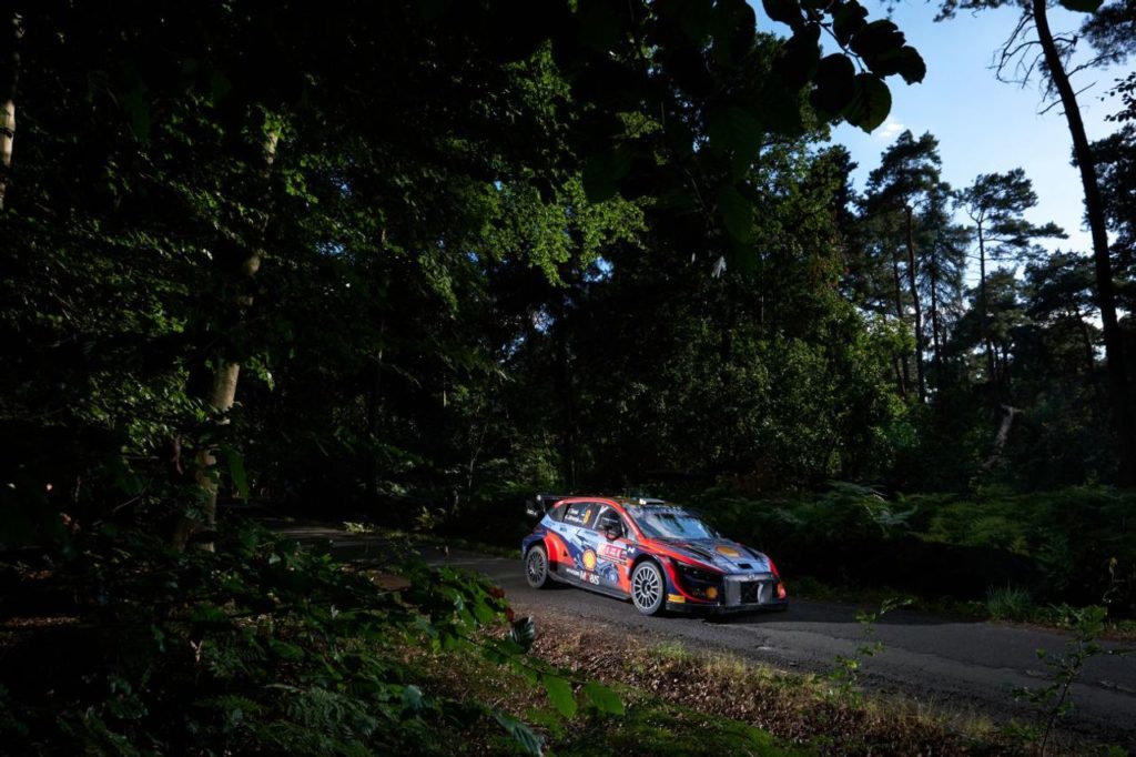 WRC | Ypres Rally: Neuville fuori strada, Tanak nuovo leader. Battibecco a distanza tra i due